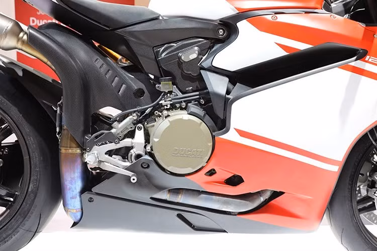 Trái với những dự đoán trước đó, mẫu xe Ducati 1299 Superleggera sẽ vẫn tiếp tục được sử dụng động cơ L-Twin Superquadro của 1299 Panigale S mà không có sự thay đổi về dung tích. Tuy nhiên nhờ có hàng loạt các cải tiến khác nhau, động cơ này đã có thể đạt công suất lên tới 200 mã lực ở cấu hình "chạy phố".