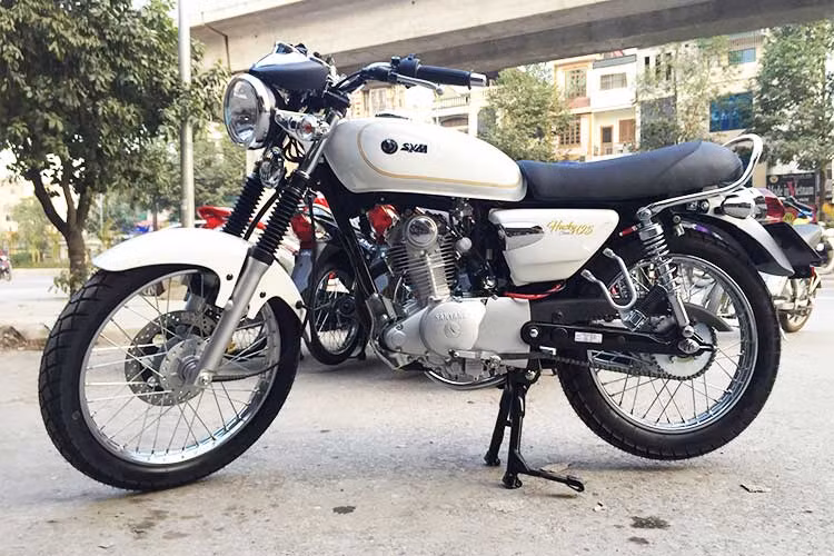 Hãng xe máy SYM tại Việt Nam vừa chính thức ra mắt mẫu xe môtô SYM Husky 125 Classic côn tay mang kiểu dáng cổ điển. Đây là mẫu xe môtô giá rẻ đánh mạnh vào đối tượng khách hàng là những người đam mê yêu thích đi phượt hay dùng để độ theo phong cách cafe racer.