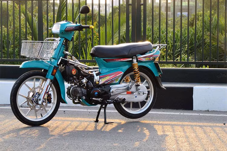 Vào thị trường Việt Nam từ đầu thập niên 90, dòng xe máy Honda Dream II đã trở thành một trong những dòng xe số phổ thông thành công nhất. Không chỉ được những người tiêu dùng Việt Nam ủng hộ, mẫu xe này từ lâu cũng đã được dân chơi xe quan tâm độ lại, trong đó phổ biến nhất là phong cách độ kiểng.