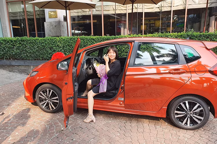 Qua tìm hiểu của PV được biết, nữ nhân viên may mắn được sếp tặng ôtô Honda Jazz làm quà sinh nhật là chị Nguyễn Thị Thuận (SN 9/9/1986, nhân viên Công ty TNHH xuất nhập khẩu Vietgo). Lý do nữ nhân viên nhận được món quà có giá trị vô cùng to lớn và ý nghĩa bởi chị này đã có 11 năm gắn bó với công ty.