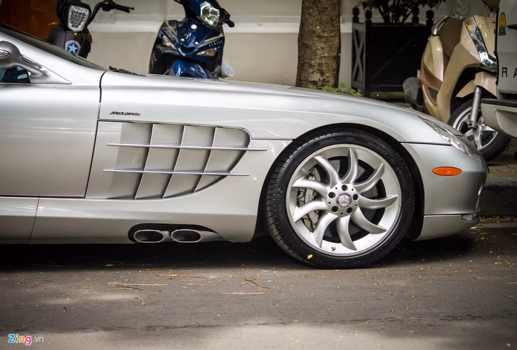 Mercedes-Benz SLR McLaren ra mắt thế giới tại triển lãm Frankfurt Auto Show 2003. Mẫu siêu xe này gây ấn tượng mạnh bởi sự kết hợp giữa sự sang trọng của hãng xe Đức cùng những đường nét thể thao của McLaren. Theo hãng xe này, SLR là từ viết tắt của Sport Light Racing - mẫu xe thể thao, khối lượng nhẹ, có thể đua.