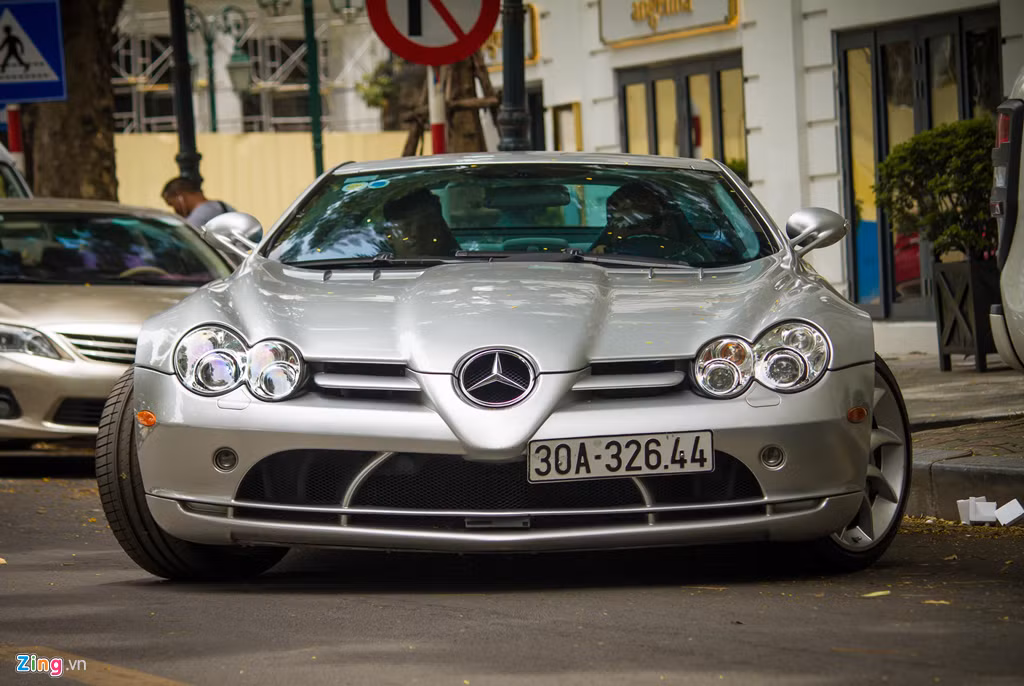Chiếc SLR McLaren tại Việt Nam được sản xuất năm 2005 và mang hộ khẩu Sài Gòn trong một thời gian dài. Thời điểm đó, siêu xe này được đồn đoán thuộc sở hữu của doanh nhân Nguyễn Quốc Cường.