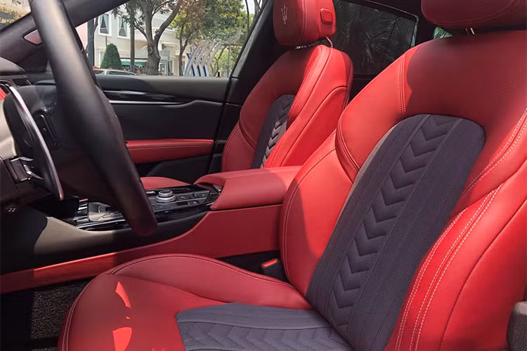 Các trang bị khác cho mẫu xe sang Maserati Levante S conf bao gồm; cử sổ trời panorama, màn hình 8,4 inch cảm ứng, âm thanh 8 loa... Xe có hệ thống treo trước dạng wishbone kép, treo sau liên kết 5 điểm và giảm xóc khí điều chỉnh 5 mức khoảng sáng gầm và 6 chế độ.