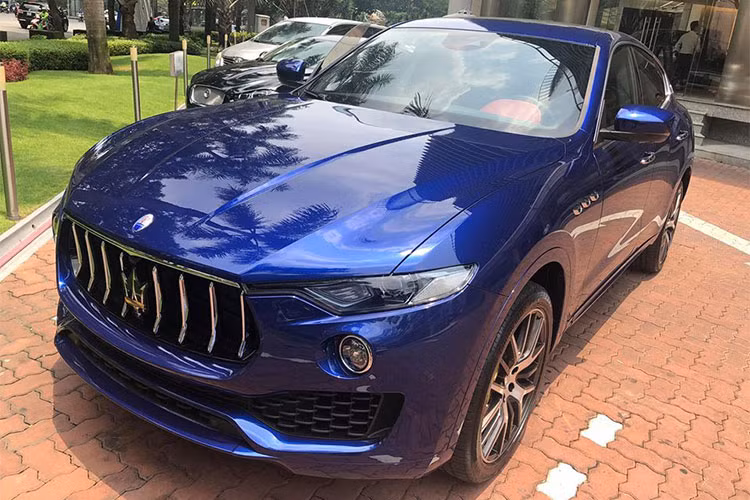 Vừa qua, chiếc SUV hạng sang Maserati Levante S mới với gói tuỳ chọn nội thất lụa Ermenegildo Zegna thuộc dạng "hàng hiếm" tại Việt Nam vừa được bàn giao cho một khách hàng tại TP HCM. Chiếc xe này xuất hiện tại Việt Nam vào đầu tháng 4/2018, hơn 1 tháng sau đó nó được đem đi đăng ký biển số trước khi bàn giao cho chủ nhân.