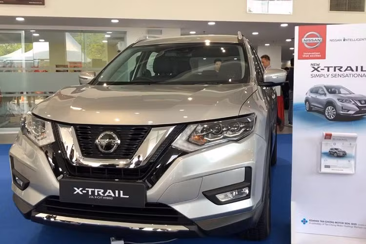 Tại triển lãm ô tô Singapore 2018 diễn ra cách đây 1 năm, hãng Nissan đã lần đầu tiên giới thiệu phiên bản nâng cấp của mẫu xe Nissan X-Trail 2019 tại thị trường Đông Nam Á. Mãi đến tháng 2 năm nay, mẫu crossover 5+2 này mới chính thức được ra mắt tại Thái Lan và mới đây nhất là thị trường Malaysia - báo hiệu ngày trình làng Việt Nam không còn xa.