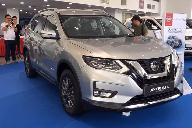 Ngoài ra, hệ thống chiếu sáng đèn pha, đèn LED ban ngày mới cùng cụm đèn hậu tích hợp đèn LED hình chữ V cũng là một trong những điểm nhấn của X-Trail facelift. Đèn sương mù với bóng Halogen truyền thống, đèn hậu với dải đèn LED mờ tinh tế và đẹp mắt hơn thế hệ trước.
