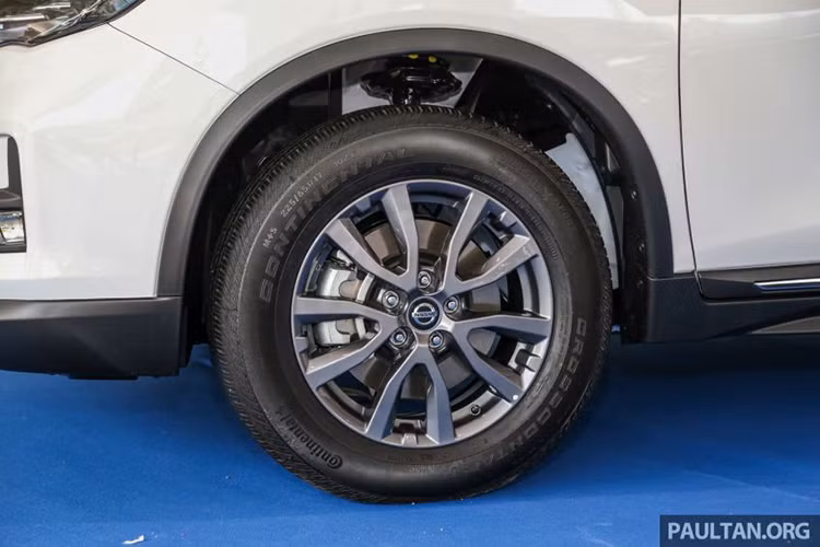 Đặc biệt, khung thềm cửa bên của Nissan X-Trail 2019 mới cũng được mạ chrome và la zăng hợp kim nhôm 19 inch 2 tông màu giúp chiếc xe thuộc dòng SUV của hãng xe Nhật có cảm giác thanh thoát hơn.