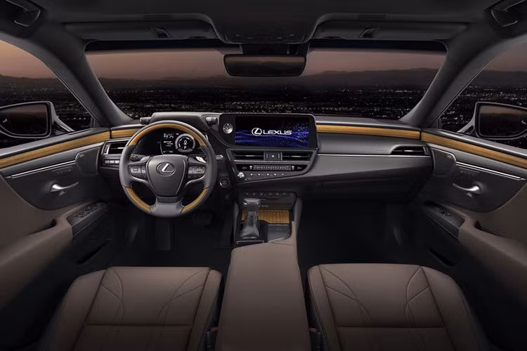 Hệ thống giải trí đa phương tiện trên mẫu xe sedan hạng sang Lexus ES 2022 với màn hình cảm ứng thay đổi chất liệu bằng kính giúp cải thiện khả năng hiển thị và xử lý. Lấy nền tảng là triết lý đặt con người làm trung tâm của Lexus, các kỹ sư đã nghiên cứu khoảng cách và góc tối ưu giữa người lái với màn hình.