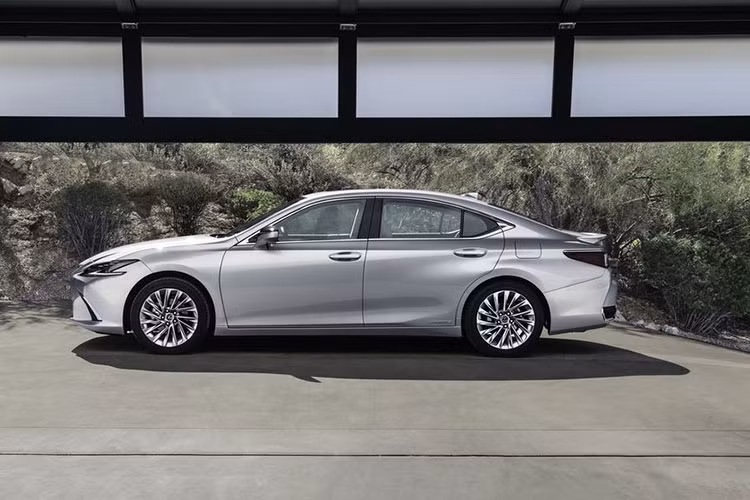 Về thiết kế, ngoại thất Lexus ES 2022 mới được phát triển hướng tới một diện mạo hiện đại hơn nhờ thiết kế mới của lưới tản nhiệt và cụm đèn pha. Trong đó, vẫn duy trì nét cuốn hút vốn có, lưới tản nhiệt mới của ES được thiết kế dạng lưới với chi tiết hình chữ L giúp nhấn mạnh "dòng chảy" ngang đặc trưng.