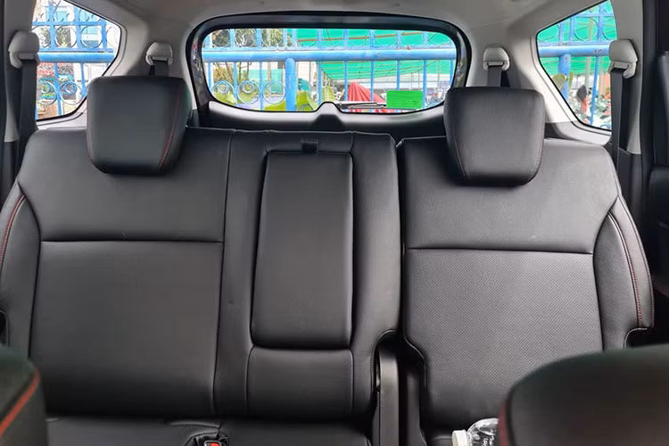Ertiga 2023 sở hữu điểm nhấn đáng chú ý nhất chính là khối động cơ Smart Hybrid mới, một động cơ xăng 4 xi-lanh, dung tích 1.5L với công suất tối đa 105 mã lực và mô-men xoắn cực đại 138 Nm sẽ kết hợp với cụm pin lithium-ion và máy phát điện tích hợp bộ đề (ISG). Kết hợp với đó là hộp số sàn 5 cấp hoặc hộp số tự động 4 cấp. 