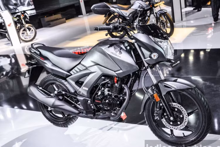  Honda CB Unicorn là chiếc xe côn tay thể thao cỡ nhỏ từng được ra mắt vào năm ngoái. Tuy nhiên phiên bản mới vừa có mặt tại thị trường Ấn Độ cùng hàng loạt những "người anh em" cùng phân khúc nhằm tăng lực cạnh tranh trong phân khúc xe môtô cỡ nhỏ giá rẻ này.