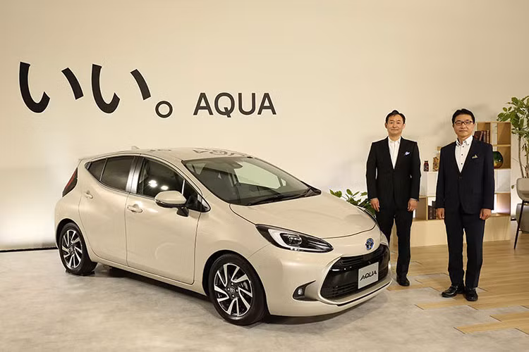 Giá xe Toyota Prius c 2021 hiện đã chính thức có mặt trên thị trường Nhật Bản với mức bán dao động từ 1,98 - 2,598 triệu Yên (khoảng 414 - 543 triệu đồng). Hãng Toyota hi vọng sẽ bán được 9.800 chiếc Prius c cho khách hàng Nhật Bản mỗi tháng. Khi mua xe, khách hàng Nhật Bản có thể chọn 1 trong 11 màu sơn ngoại thất khác nhau, bao gồm cả màu be Clear Beige mới.