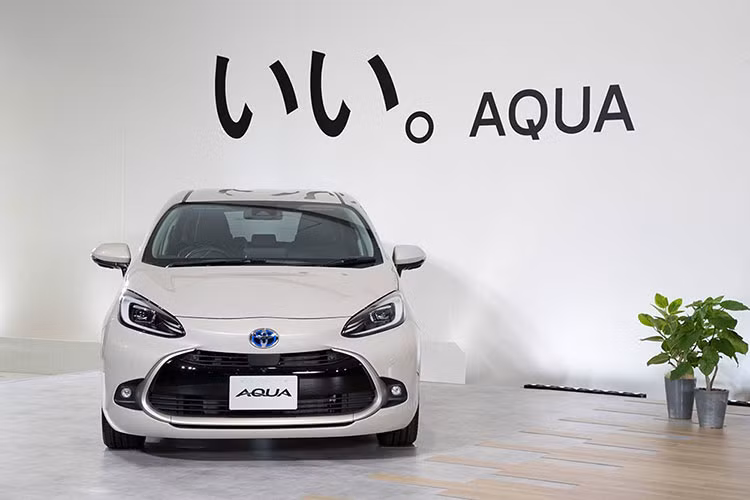 Đã 10 năm kể từ khi hãng Toyota lần đầu tiên mở rộng dòng xe Prius với thành viên mới mang tên Prius c. Nhiều người tưởng rằng hãng Toyota sẽ lặng lẽ "khai tử" Toyota Prius c giá rẻ. Ấy thế nhưng, hãng Toyota lại gây bất ngờ khi vén màn Prius c thế hệ thứ 2 tại thị trường Nhật Bản dưới cái tên riêng là Aqua.