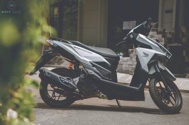 Đa số xe ga Honda Vario tại Việt Nam đều được các biker độ theo phong cách kiểng, "lên đồ chơi" để trở nên bắt mắt hơn. Chiếc xe ga Honda Vario 2018 này đã được chủ xe giữ gần như nguyên bản ở dàn ngoài, chỉ thay đổi một số chi tiết trên xe bằng loạt đồ chơi hàng hiệu để khiến nó trở nên nổi bật và đem lại cảm giác điều khiển tốt hơn.