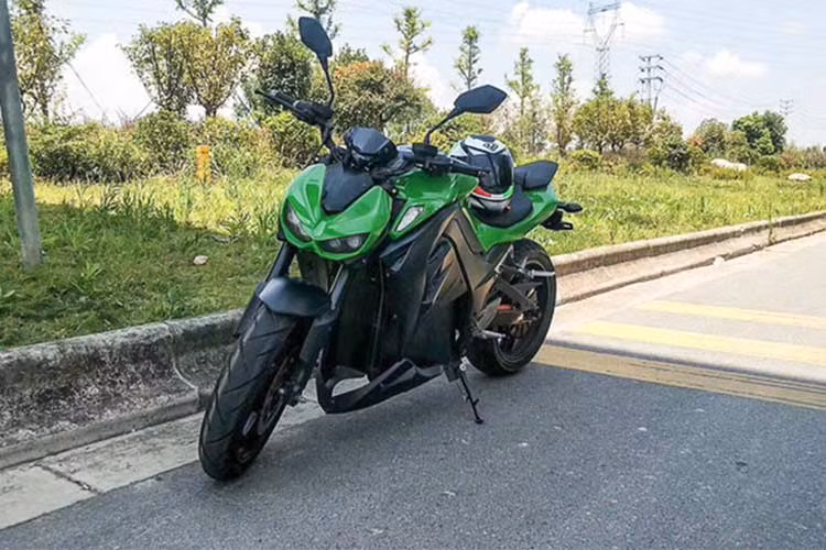 Mới đây, một loại xe máy điện hoàn toàn mới đang được người dùng quan tâm, tuy nhiên không phải là khen ngợi mà chủ yếu là chê bai. Chiếc xe đó chính là một chiếc xe máy điện xuất xứ từ Trung Quốc mang kiểu dáng hết sức hầm hố được làm nhái xe Kawasaki Z1000.