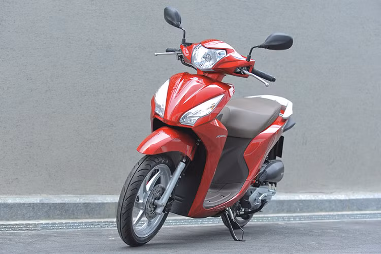 Cuối cùng là mẫu xe tay ga cỡ nhỏ Honda Vision. Xe sẽ tăng từ 29,9 triệu đồng lên 36,6 triệu đồng, tăng 6,7 triệu đồng so với trước đây. Yamaha Janus từ 26,2 triệu lên 28 triệu đồng, tăng 1,8 triệu đồng. Honda Vision nặng 99 kg, kích thước 1.863 x 686 x 1.088 mm, khoảng cách trục là 1.256 mm, yên cao 750 mm khá phù hợp với người dùng nữ.