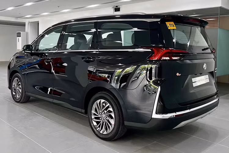 Mẫu xe MPV MG G50 tại Việt Nam sẽ được nhập khẩu nguyên chiếc từ Trung Quốc. Đại lý cho biết xe sẽ bắt đầu được bàn giao cho khách hàng vào khoảng sau Tết Nguyên đán Ất Tỵ 2025.