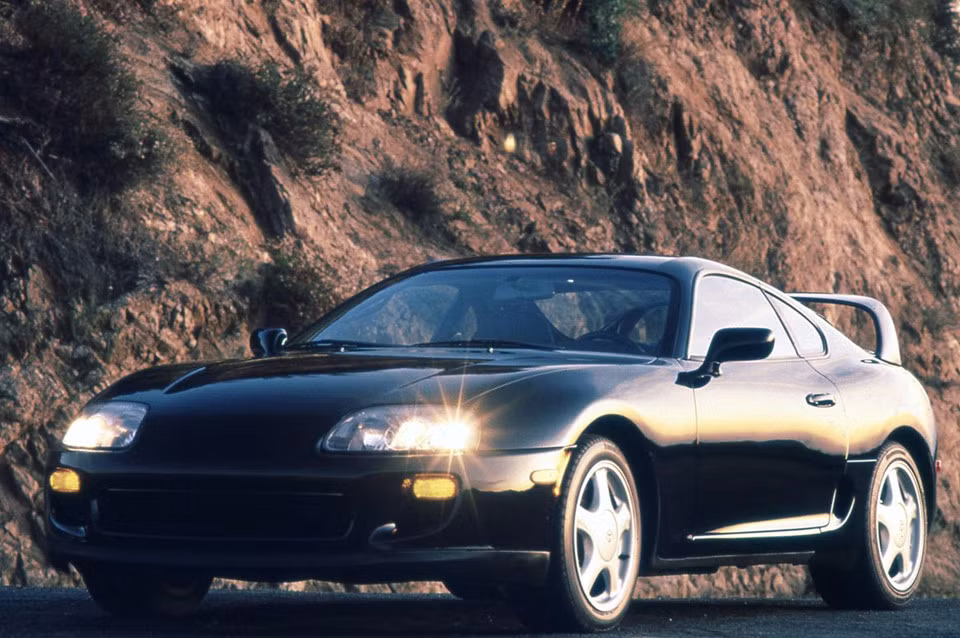 Thế hệ thứ 4 của Supra, ra mắt vào tháng 6/1993, có tên gọi là MKIV. Đối với thiết kế, các kỹ sư của Toyota có nhiều cải tiến để cắt giảm trọng lượng cho xe. Bằng việc sử dụng vật liệu nhôm cho nắp ca pô và một số thành phần khác, trọng lượng của xe đã giảm khoảng 91 kg so với phiên bản trước.