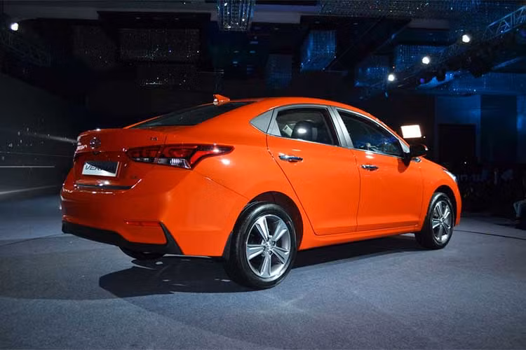 Xe được thiết kế cụm lưới tản nhiệt lục giác hơi bóp thuôn ở phía dưới cùng các đèn pha LED sắc sảo tương tự dòng Elantra. Thân xe với những đường gân nổi tách rời, cản sau của xe thậm chí còn có ngoại hình thể thao hơn so với "đàn anh". Tùy phiên bản, xe sẽ có mâm đúc 16 hoặc 17 inch.