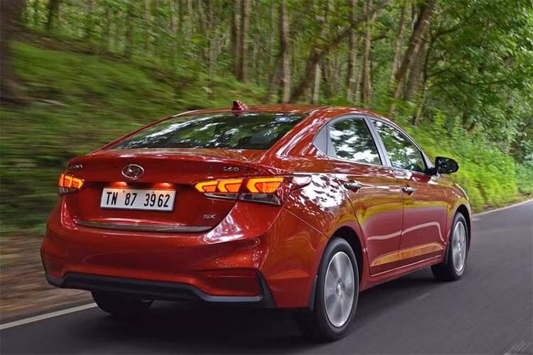Phiên bản Hyundai Verna 2018 mới tại Ấn Độ sẽ được trang bị khối động cơ dung tích 1.4 lít loại Kappa Mpi, cho công suất 99 mã lực tại 6.000 vòng/phút và mô-men xoắn 132 Nm tại 4.000 vòng/phút. Phiên bản này yếu hơn một chút so với "đàn anh" 1.6 lít, sản sinh công suất 132 mã lực cùng mô-men xoắn 161 Nm.