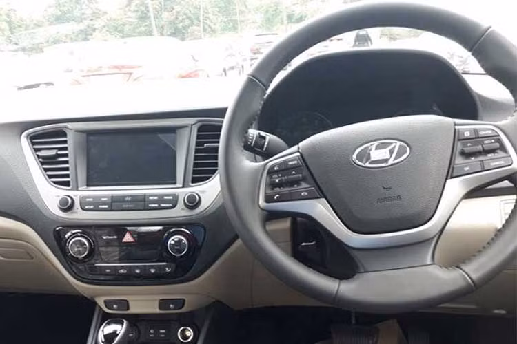 Các ghế ngồi trên xe được bọc kết hợp giữa vật liệu ni và giả da, trong khi đa số những chi tiết nhựa trong nội thất xe đều làm từ nhựa cứng, thể hiện mức giá rẻ của Verna. Về an toàn, chiếc xe được trang bị chassis cứng hơn, các túi khí trước và hai bên được nâng cấp cùng các trang bị như phanh khẩn cấp hay camera lùi.
