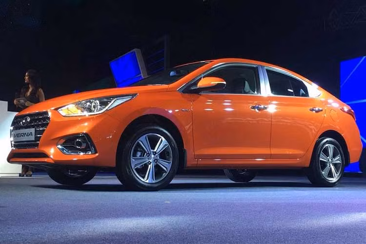 Ở phía sau, một lần nữa Verna lại chịu ảnh hưởng bởi "đàn anh" Elantra với cặp đèn hậu tách làm 3 khối LED đẹp mắt. Khoang hành lý của xe có thể tích 387l. Dù có thân xe ngắn nhưng nhờ có vòm mái cong mềm và thấp theo kiểu coupe nên Verna trông vẫn khá thanh thoát.