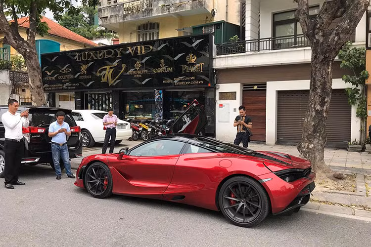 Vào ngày 16/6/2018 vừa qua, giới mê xe tại Việt Nam khá bất ngờ khi siêu xe McLaren 720S màu đỏ Memphis "hàng hiếm" tại Việt Nam bất ngờ bị bắt gặp đỗ trên con đường Điện Biên Phủ, quận Ba Đình, Hà Nội. Đây cũng là lần đầu tiên chiếc siêu xe này được cho lăn bánh.