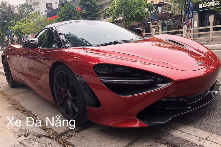 Trước đó, cộng đồng mạng lại từng có dịp xôn xao khi đại gia siêu xe Cường Đô la bay ra Hà Nội để xem chiếc siêu xe McLaren 720S màu đỏ Memphis. Thậm chí, vài ngày sau đó, xuất hiện trong đoạn livestream của bạn gái là Đàm Thu Trang trên mạng xã hội, doanh nhân phố núi nửa đùa nửa thật mình đã tậu McLaren 720S.