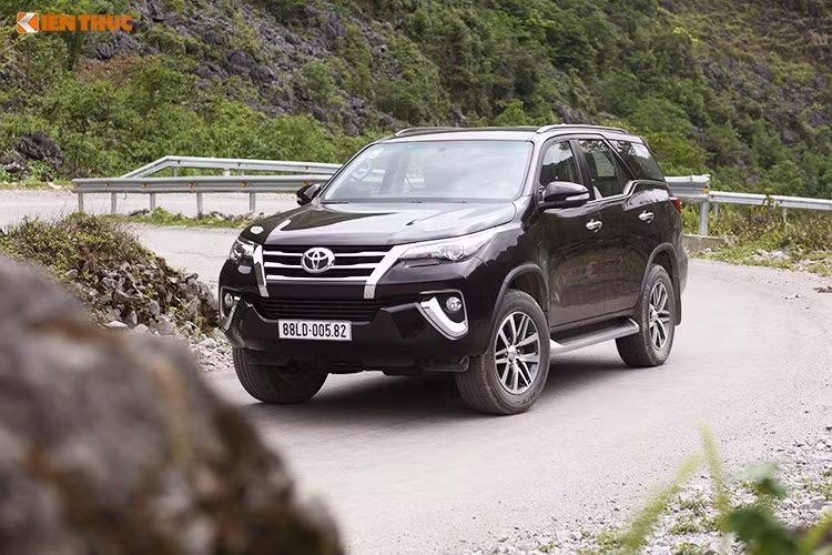Dù không được giảm giá nhưng mẫu SUV tầm trung Toyota Fortuner vẫn đắt hàng với hơn 1.700 xe được bán ra trong tháng 6/2017 vừa qua, nó tăng trưởng tới 42% so với cùng kỳ. Tính chung 6 tháng đầu năm, doanh số Fortuner đạt gần 7.400 xe, tăng 35% so với cùng kỳ năm ngoái. Trong tháng 6 vừa qua mẫu xe này đứng thứ 2 trong top 10 xe bán chạy.