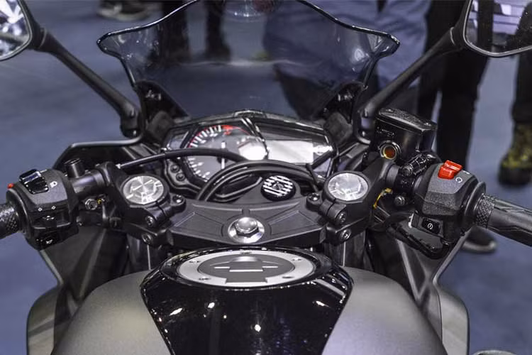 Trên phiên bản mới, Yamaha R3 vẫn sẽ được trang bị đồng hồ điện tử kết hợp với báo tua cơ - thiết kế thường thấy ở Yamaha và khá giống với mẫu xe underbone "đàn em" Exciter 150 đang bán khá chạy tại Việt Nam.