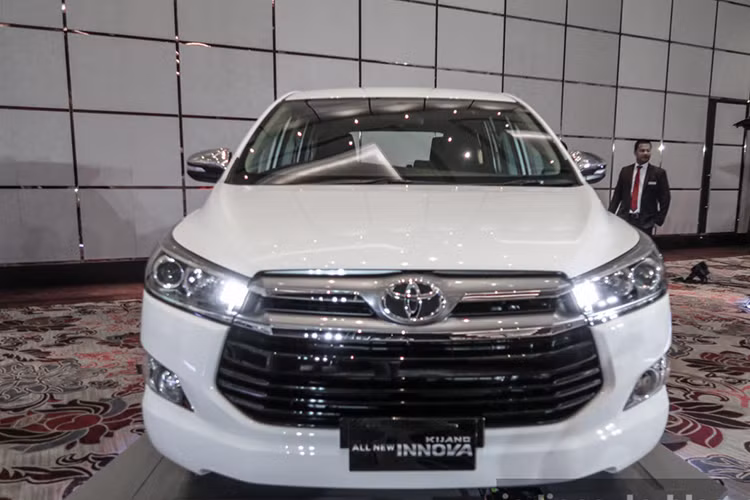 Ở phiên bản hoàn toàn mới, Innova 2016 có sự lột xác toàn diện cả trong lẫn ngoài. Đầu xe nổi bật với cụm lưới tản nhiệt hình thang ngược cỡ lớn gồm hai thanh ngang mạ cờ-rôm mang phong cách mới dành cho dòng MPV 7 chỗ đình đám nhá Toyota.