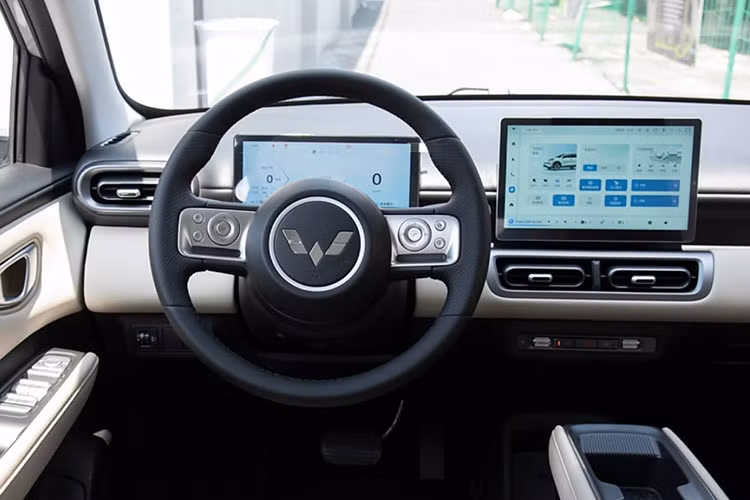 Không chỉ có ngoại thất bắt mắt, Wuling Bingo SUV còn gây ấn tượng với nội thất rộng rãi và tiện nghi. Với 23 vị trí chứa đồ, xe mang đến không gian lưu trữ đa dạng, phù hợp với nhu cầu sử dụng của nhiều đối tượng khách hàng.