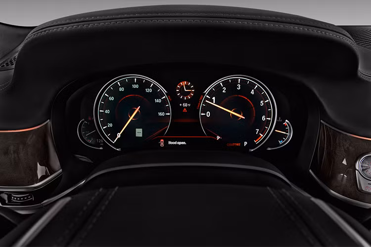 BMW Series 7 phiên bản kỷ niệm cũng sẽ có thể thay bạn tự động đỗ xe thông qua tính năng đỗ xe bằng điều khiển từ xa (Remote Control Parking) của chiếc chìa khóa BMW Display Key. Nhờ đó, người dùng có thể dễ dàng điều khiển chiếc BMW của mình vào những chỗ đậu nhỏ hẹp mà không cần phải ngồi sau tay lái.
