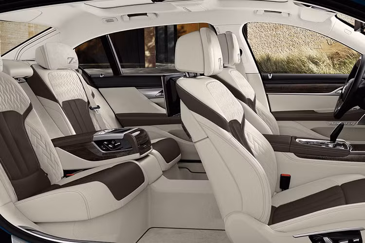 Bước vào bên trong của mẫu xe sang BMW 7-Series 40 Jahre, người lái sẽ nhận ra những trang bị tiêu chuẩn như ghế bọc da Merino màu trắng Smoke White cũng do bộ phận Individual thiết kế. Trên ghế còn có một số khu vực được bọc da màu nâu Cohiba hoặc đen Black.
