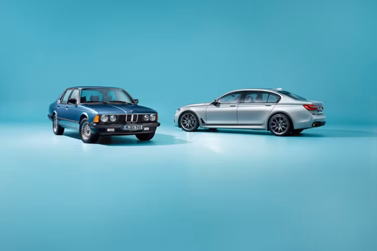 BMW Series 7 được phát triển từ thương hiệu “i” cao cấp và gọi là Carbon Core. Khung sườn Carbon Core kết hợp nhựa gia cố sợi các-bon và thép có độ căng giãn cao giúp 7 Series có sự cứng cáp và an toàn cần thiết nếu xảy ra va chạm. Cùng với đó BMW sử dụng chất liệu nhôm cho cửa và nắp khoang hành lý nên có thể giảm được đến 130kg cho xe.