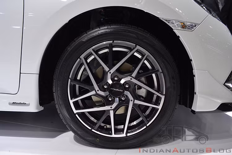 Honda Civic 2019 mới được nâng cấp bên sườn với bộ la-zăng mới. 2 bản dùng động cơ tăng áp của Honda Civic 2019 tại Thái Lan sẽ dùng bộ vành hợp kim 17 inch trong khi các bản còn lại được trang bị la-zăng 16 inch.