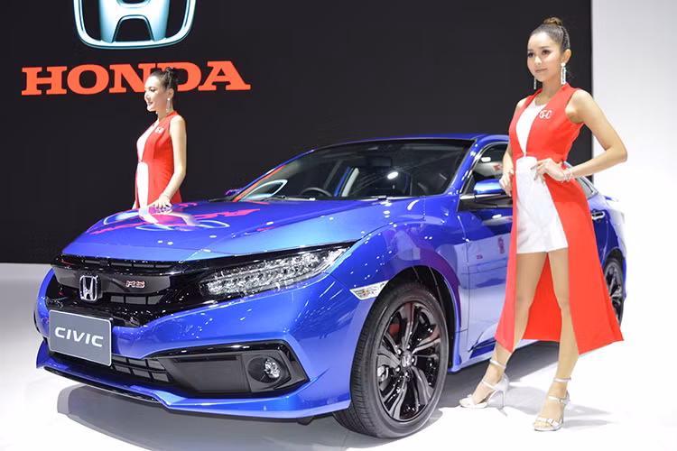 Trong khi đó, các trang bị an toàn tiêu chuẩn của Honda Civic 2019 là cân bằng điện tử, chống bó cứng phanh ABS, phân phối lực phanh điện tử EBD, cảnh báo dừng khẩn cấp, camera lùi và 4 túi khí. Số lượng túi khí ở 2 bản 1.8 EL và 1.5 Turbo RS là 6. Ngoài ra, 2 bản này còn có hệ thống Honda LaneWatch hỗ trợ gương chiếu hậu ngoại thất. 