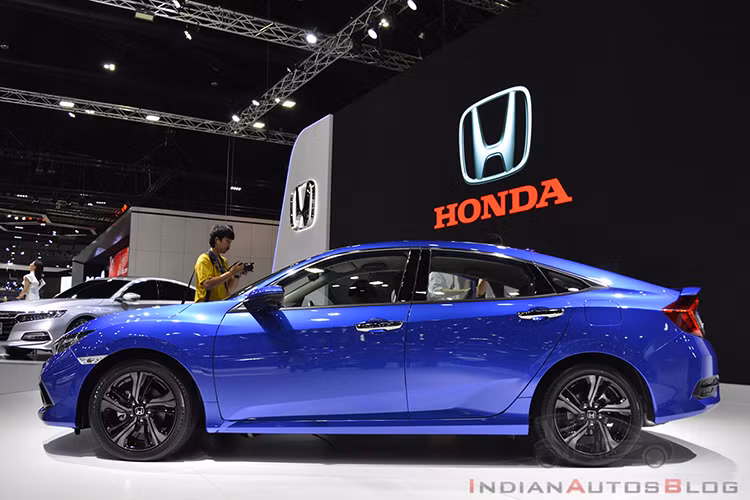 Khi mua Honda Civic 2019, khách hàng có thể chọn 1 trong 5 màu sơn ngoại thất là xanh dương Brilliant Sporty Blue Metallic, trắng Platinum White Pearl, bạc Lunar Silver Metallic, xám Modern Steel Metallic và đen Crystal Black Pearl. Trong đó, xanh dương và trắng là hai màu sơn mới.