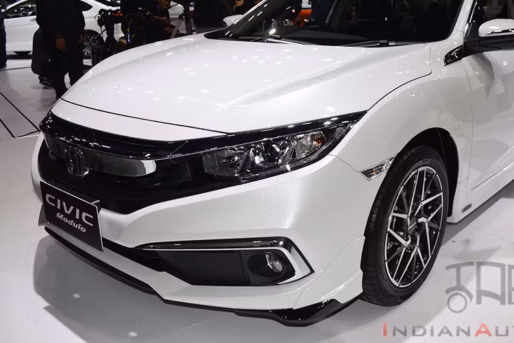 Ngoài ra, khu vực bên dưới lưới tản nhiệt cũng thay đổi thiết kế, không được chia làm 3 như trước mà hợp lại thành một khối. Bộ chẻ khí trước cùng viền mạ crôm bao quanh hốc gió trên cản trước và đèn sương mù là những điểm mới còn lại ở đầu xe của Honda Civic 2019.