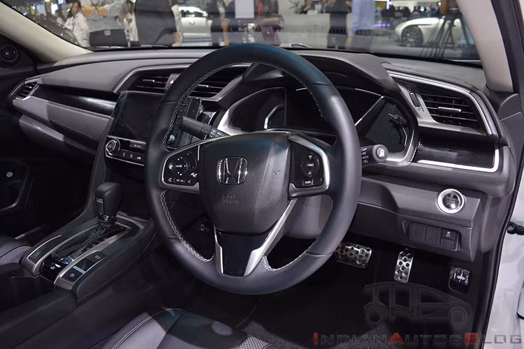 Bên trong Civic 2019 không có thay đổi nhiều về thiết kế mà chỉ nâng cấp về trang bị. Ở bản 1.8 E tiêu chuẩn, Honda Civic 2019 ở Thái Lan chỉ có màn hình 5 inch phục vụ hệ thống thông tin giải trí và hệ thống âm thanh 6 loa. Trong khi đó, 3 bản còn lại đều dùng màn hình cảm ứng 7 inch.