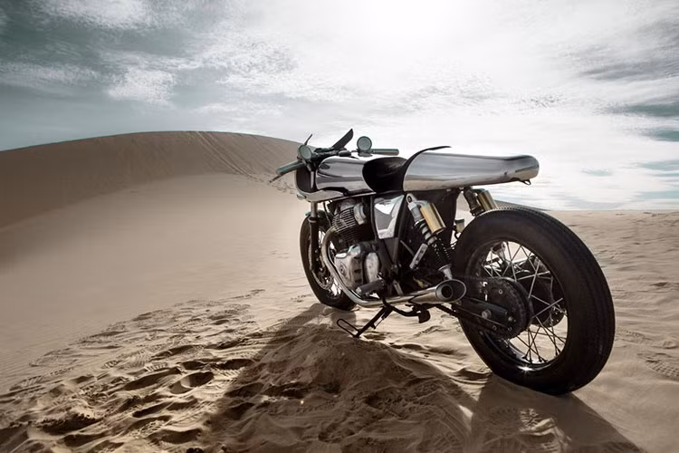 Cũng như nhiều mẫu xe cafe racer trên thế giới, bộ gù đuôi phía sau là không thể thiếu nhưng điểm đặc biệt trên Jaeger lại là một bộ vỏ kim loại được gò thuôn dài và bo tròn về phía sau mang lại vẻ hài hòa so với dàn fairing đầu xe. Vì thế, bản độ đã thực sự biến thành một quả tên lửa bóng bẩy sau khi qua tay xưởng độ Việt.
