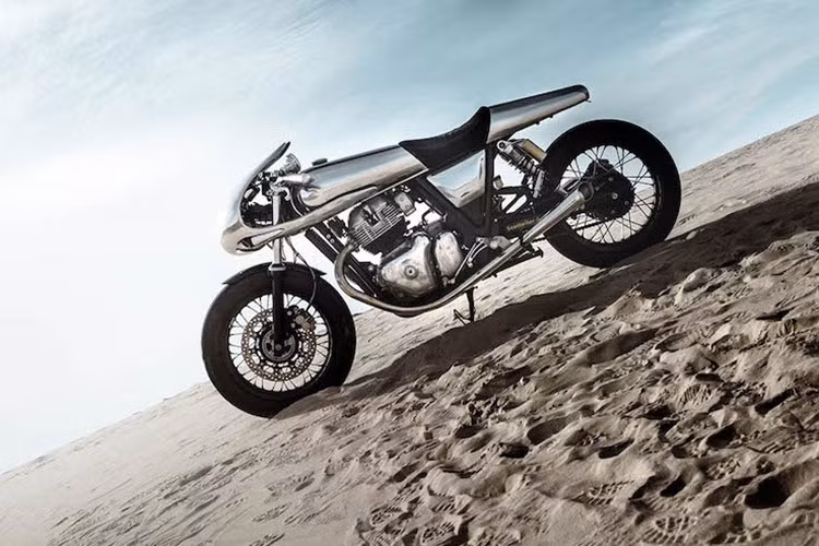 Được biết, xưởng độ mang tên Bandit9 hiện tại đang được đặt đại bản doanh ở TP HCM và là một trong những điểm độ xe độc đáo và đặc biệt hàng đầu Việt Nam. Chiếc Royal Enfield 650 Twins độ trong bài viết này của xưởng Bandit9 đã được vinh danh tại Ấn Độ.