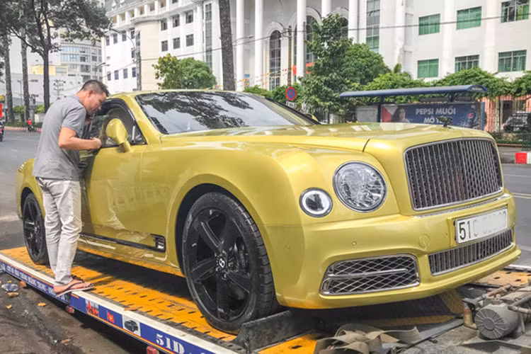 Được biết, để đưa được chiếc xe siêu sang Bentley Mulsanne EWB Julep kịch độc này về nước vào hồi tháng 7/2020 cũng không hề dễ dàng, đại lý tư nhân đã phải đợi tới 6 tháng do dịch Covid-19 hoành hành mới đưa được chiếc xe về Việt Nam. Tuy nhiên đây là một đơn đặt hàng trước nên cũng sớm được bàn giao cho chủ nhân.