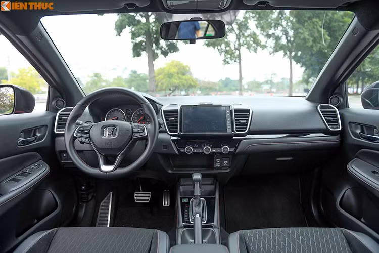 Nhờ có kích thước chạm ngưỡng của một chiếc sedan hạng C trước đây, Honda City 2021 được nhiều người dùng đánh giá là sở hữu cabin thoáng rộng hơn hẳn. Người trải nghiệm với chiều cao 1m76 và tạng người trung bình hoàn toàn ngồi thoải mái ở bất kỳ vị trí nào trong nội thất của City mới mà không bị chạm đầu gối hay phần đầu.