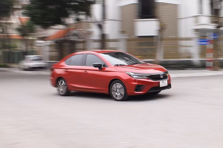 Khi cầm lái City 2021 ôm cua vòng tròn ở vận tốc 40 km/h, chiếc xe có sự kiểm soát thân xe tuyệt vời, không chòng chành như những đối thủ cùng phân khúc hiện nay. Thử đánh lái ở tốc độ khaongr 60 km/h, chiếc xe cũng lấy lại sự cân bằng rất nhanh và không mất nhiều nhịp. Cảm giác vô lăng là không có nhiều, nhưng vô lăng của City vẫn có độ đầm chắc và chính xác tốt hơn đối thủ. Đây là chiếc xe mà nhiều người dùng đánh giá cho trải nghiệm lái thú vị nhất phân khúc.