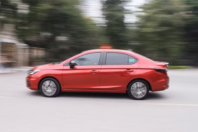 Phiên bản 2021 của City còn sử dụng động cơ có trục cam đôi (DOHC), là sự nâng cấp lớn đối với động cơ trục cam đơn (SOHC) của phiên bản trước đó. Tuy nhiên, nhược điểm về độ ồn và rung của động cơ mới của City, nhất là ở vòng tua cao, có vẻ như chưa được khắc phục triệt để. Thử nghiệm cầm lái tương đối chưa nhiều, ngoài động cơ khá mạnh mẽ thì ấn tượng của Honda City 2021 chính là hệ thống treo.
