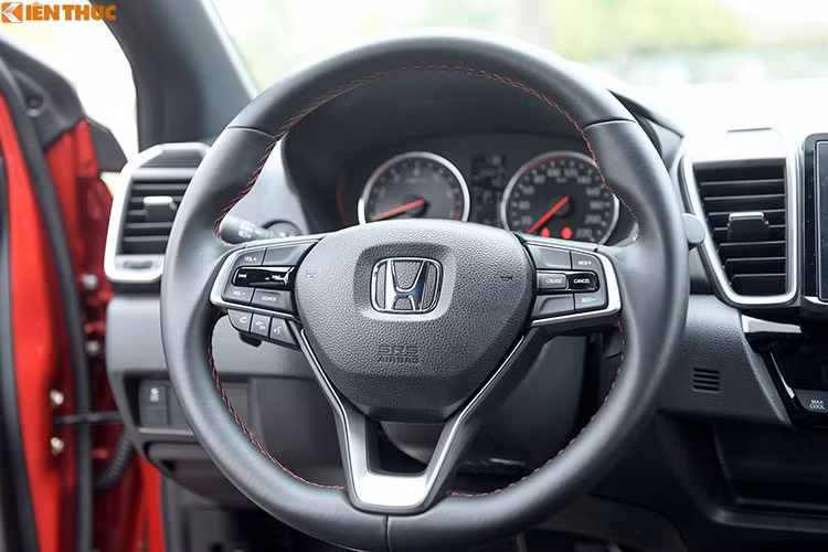 Trên phiên bản cao cấp nhất RS, Honda City 2021 được trang bị khá nhiều tiện nghi trong cabin như hệ thống thông tin giải trí với màn hình cảm ứng 8 inch, dàn âm thanh 8 loa, camera lùi 3 góc quay, 2 cổng sạc USB cùng 3 ổ điện 12V, điều hoà với cửa gió hàng ghế sau, khoá thông minh không chìa, gương hậu điện, nội thất bọc da và ốp nhựa sơn đen bóng piano... khá sang trọng so với các đối thủ cùng phân khúc hiện nay.