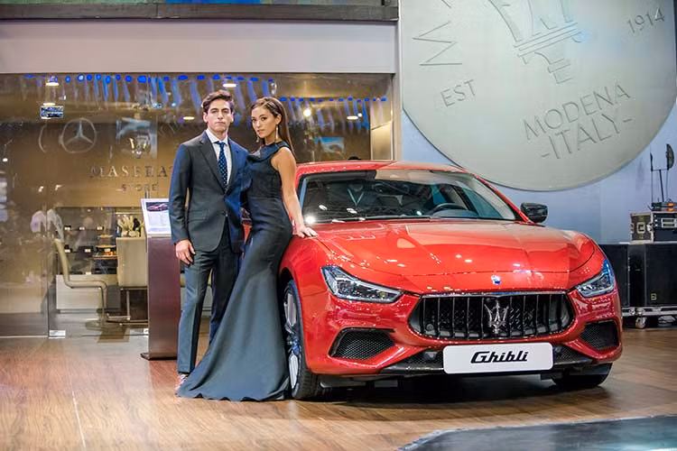 Maserati Ghibli 2018 mang đậm phong cách thể thao, vẫn giữ DNA thiết kế từ thế hệ trước, tuy nhiên chiếc xe góc cạnh hơn, tạo cảm giác táo bạo và mạnh mẽ. Điểm thay đổi đáng chú ý nằm ở đầu xe, với cụm đèn pha LED thích ứng với đèn chiếu xa Matrix đầy tính hiện đại.