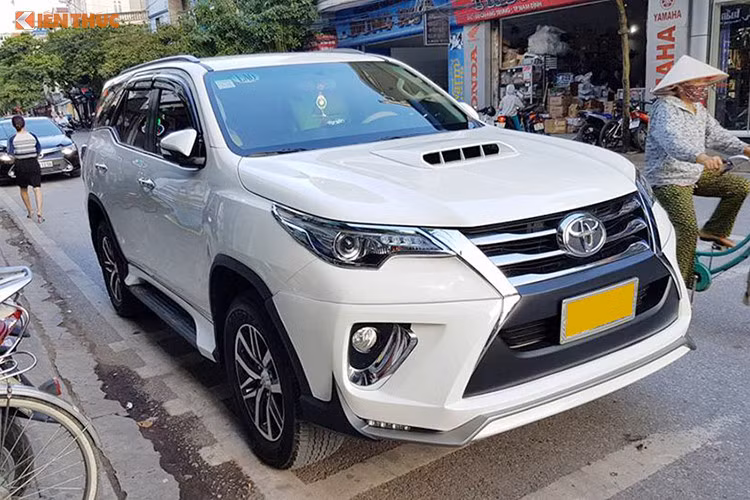 Là dòng xe SUV đang được yêu thích tại Việt Nam, liên tục nằm trong tình trạng “cháy hàng” trước Nghị Định 116 có hiệu lực. Trong thời gian tới, Toyota Fortuner 2018 tiếp tục được bán ra thị trường hứa hẹn nhu cầu làm đẹp cho chiếc SUV này sẽ ngày càng cao hơn. Đây là lý do các xưởng độ xe liên tục cập nhật các “đồ chơi” mới dành cho dòng xe này. 