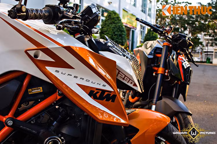 Mặc dù sở hữu động cơ mạnh mẽ và kích thước của xe khá lớn, KTM Super Duke 1290 R chỉ nặng 189 kg. Kết quả này có được nhờ nỗ lực đưa vật liệu cao cấp vào sản xuất giúp giảm trọng lượng bớt trọng lượng.